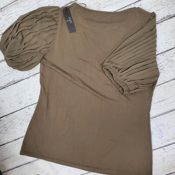 T Tahari Army Green Short Puff Sleeve Stretch Knit Shirt Top medium NWT - Picture 3 of 9